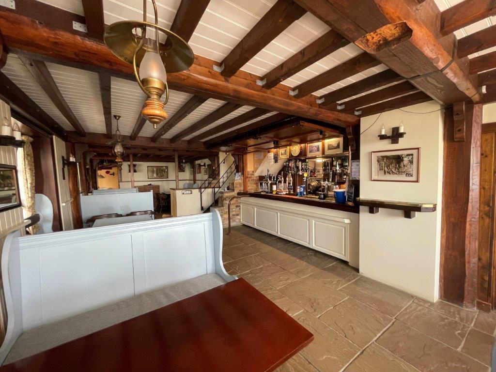 Lot: 98 - SEAFRONT PUBLIC HOUSE WITH STUNNING VIEWS AND OWNER/MANAGER LIVING ACCOMMODATION OVER - An internal view looking towards the bar